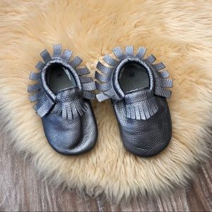 Teeny Toes Size 4 moccasins silver/Gray
